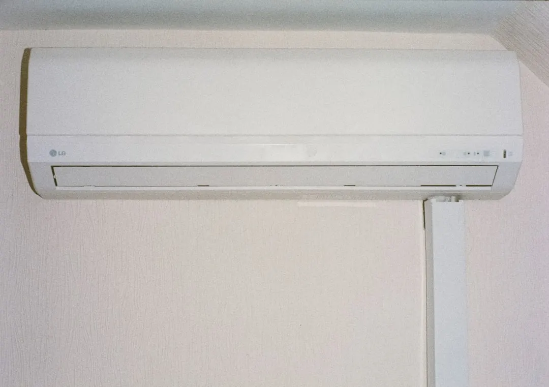 Wall-mounted ductless mini-split indoor unit in a Orlando living room